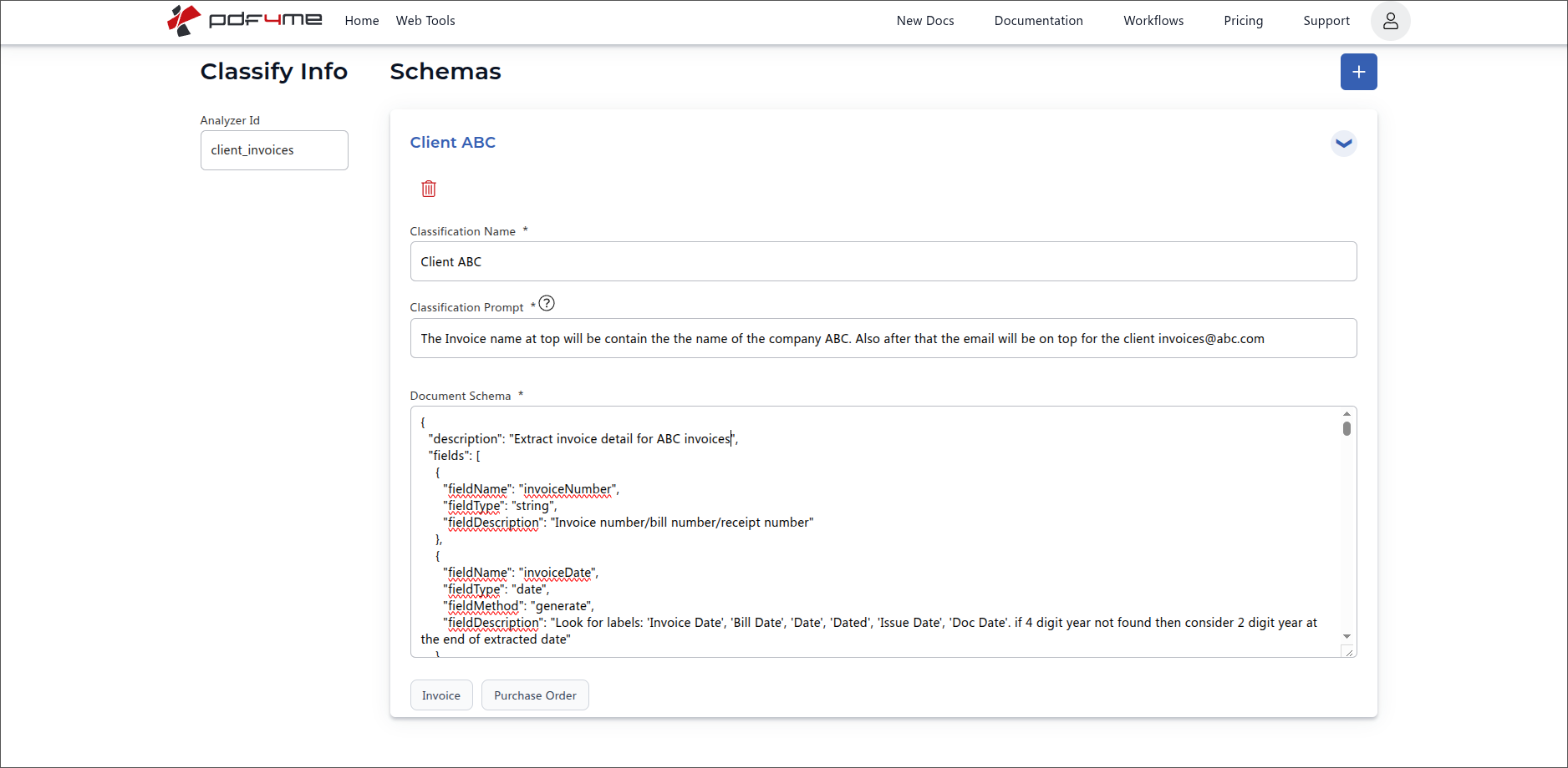 O editor de esquema de classificação do analisador de documentos PDF4me AI exibe o primeiro esquema intitulado "Cliente ABC". O painel de informações de classificação à esquerda contém o ID do analisador "client_invoices". O cartão do esquema possui um ícone de lixeira vermelha para excluir, um campo "Nome da Classificação" com o valor "Cliente ABC", um campo "Solicitação de Classificação" com o texto "O nome da fatura no topo conterá o nome da empresa ABC e, em seguida, o e-mail para as faturas do cliente em abc.com". Há também um editor JSON de esquema de documento exibindo a descrição "Extrair detalhes da fatura para faturas da ABC" e uma matriz de campos começando com a string "invoiceNumber" (número da fatura, número da nota fiscal, número do recibo) e a data de geração da fatura "invoiceDate". Abaixo do editor, encontram-se os botões de preenchimento rápido para faturas e pedidos de compra.